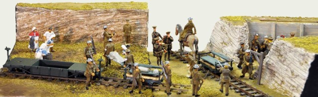 03&amp;04 - Un ensemble de deux dioramas évoquant le front de la Somme chez les Britanniques. D’un côté une tranchée occupée par des Écossais de l’autre côté des infirmières et un médecin intervenant sur les blessés.
