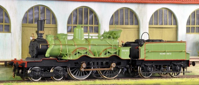 OUTRANCE 2-873 de chez Kit-Zéro, Série 2-861 à 2-911. Mise en Service en 1876, à  50 exemplaires. Construites par SACM - André KOECHLIN &amp; Cie. Retirée du service en 1929.<br />Les échanges autour de la machine, en particulier avec Philippe, laissent à penser que le vert choisi est sans doute plus proche de la réalité que celui que Jacky avait choisi pour la sienne, et qui est plus vert pomme. Bien entendu, c’est affaire d’appréciation et de goût. Charbon et équipe de conduite doivent encore compléter la machine. Philippe suggère de peindre en rouge le fond des plaques de numérotation sur la cheminée. Cela sera fait au plus vite. Un décodeur doit aussi être installé.
