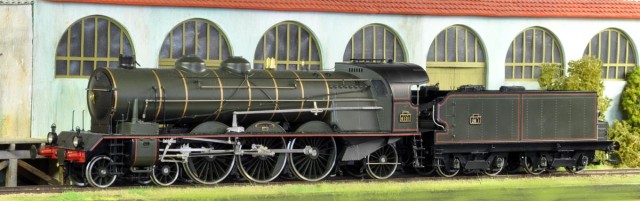 Pacific 6101 de chez Fulgurex. Machine prototype Pacific du PLM, pour la série 6101 à 6171. Locomotive voyageurs à 4 cylindres, simple expansion et surchauffeur, construite par les Ateliers de Paris pour le Paris Lyon Méditerranée en 1909. Devient 231 A 1 en 1925.<br />Charbon et équipe de conduite doivent encore équiper la machine. Un décodeur sera installé au plus tôt.