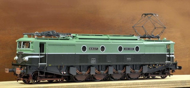 2D2 9104 de chez Fulgurex. Série 9101 à 9135 mise en service en 1950, radiée en 1987. Utilisées sur l'Axe Paris-Marseille. Machine en version avant GRG. Elle reste une des machines mythiques de la traction électrique. si cela est possible, un décodeur sera installé dans la machine. Une main montoire ayant été perdue, elle doit être reformée à l’occasion.