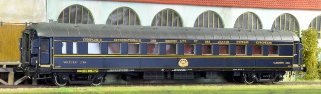 WL 3680 de chez Elettren. WL Type Y bleu, séries 3888 à 3627 et 3683 à 3692 (1930), puis 3703 à 3782 (1931), et 3743 à 3767 (1932) pour accès en 2ème et 3ème classe - sous série Ym N°3683 à 3692. Construction E.I.C. 1930. le « m » pour les voitures à intérieur en tôle peinte (m = métal). Utilisées jusqu’en 1956 pour offrir des places en 2ème et 3ème classes. Parfois de façon isolée.