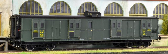 Second Fourgon PLM de chez ELETTREN, de 1928. n°Dd2yi 24601, prévu pour la queue de la rame.<br />Fourgons GV à bogies, avec guérite intérieure, réservés aux trains RA ou express n° Did2 n° 24 001 à 24 020 puis Dd2yi 24 501 à 24 520 en 1921 et 24 551 à 24 630, construits de 1913 à 1932 pour le PLM. Une première série 24 001 à 24 020 a été construite par la Société « Les Ateliers de Construction du Nord de la France » (SNF) : 24 001 à 24 020 en 1913-1914. la sous-série 24 601 à 24 620 par Baume et Marpent en 1928.