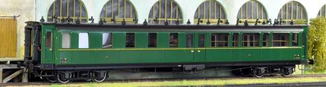 3ème classe PLM de chez ELETTREN, de 1905. n°C 2501.<br />Voitures de troisième classe à bogies, intercirculation, série C 2 501 à 2 760 puis C10i 2 501 à 2 760 en 1908, C10yi 11 001 à 11 260 en 1921, construites pour le PLM en 1905-1908. Elles comportent 10 compartiments de 8 places et 2 WC. Constructeurs : Société « Les Ateliers de Construction du Nord de la France » (SNF), Société Horme et Buire, Anciens Etablissements de Dietrich, et Compagnie française de Matériel de Chemin de Fer. éclairage électrique : 1923 : 165 voitures équipées, et en 1933 : toutes voitures équipées.