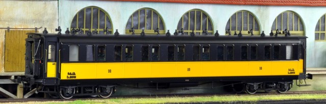 2ème classe PLM de chez ELETTREN, de 1905. n°B 2001.<br />Voitures de deuxième classe à bogies, intercirculation, Série B 2 001 à 2 080 puis B8i 2 001 à 2 070 en 1908, B8yi 5 001 à 5 069 en 1921, sont construites pour le Paris-Lyon-Méditerranée en 1905-1907. Elles comportent 8 compartiments ordinaires de 8 places et 2 WC toilette. Elles sont munies d’un porte signal français inférieur. Constructeurs : Société Horme et Buire : 2 001 à 2 024, et Desouches, David et Compagnie : 2 026 à 2 070. Frein à vis combiné avec le frein à air comprimé : 2 071 à 2 080 qui prennent les numéros B8fi 2 490 à 2 499 en 1908. Caisse métallique type 1926 en 1932 : n° 5 055, et en 1935-1937 : reste de la série. Chauffage par la vapeur système Westinghouse : 5 voitures en 1932.