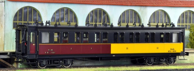 Mixte 1ère/2ème PLM de chez ELETTREN, de 1905. n°A3B4i 1341.<br />Voitures mixtes de première et deuxième classes à bogies, intercirculation, série AB 1 361 à 1 400 puis A3B4i 1 361 à 1 400 en 1908, A3B4yi 3 301 à 3 328 en 1921, sont construites pour le PLM  en 1905-1908. Elles comportent 3 compartiments de première classe de 6 places, 4 compartiments de deuxième classe de 8 places et 2 WC toilette. Constructeur : Compagnie Française de matériel de Chemins de Fer et Société « Les Ateliers de Construction du Nord de la France » (SNF). éclairage électrique en 1912-1922.
