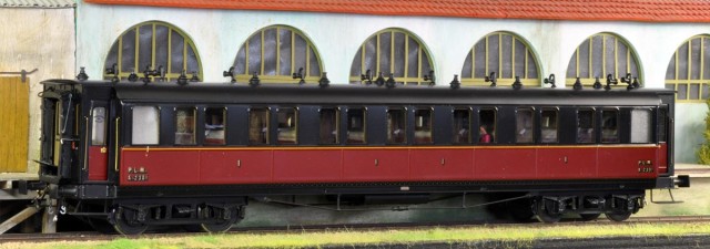 1ère classe PLM de chez ELETTREN, de 1906. n°A 2301.<br />Voitures de première classe à bogies à 2 essieux, à intercirculation, série A 468 à 477, puis A7i 468 à 477 en 1908, A7yi 601 à 610 en 1921, construites pour le PLM en 1906-1908 par la Compagnie Française de Matériel de Chemins de fer. Elles comportent 7 compartiments de première classe à 6 places, un couloir latéral et 2 WC toilette. Construites en 1906 : n° 468, et en 1907-1908 : n°469 à 477. éclairage électrique en 1924-1932. Chauffage par la vapeur système Westinghouse en 1924-1932. Métallisation type 1926, caisse PLM en 1931-1935, (au 01/01/1933 6 voitures métallisées).