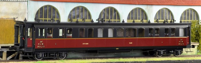1ère lits-salon PLM de chez ELETTREN, de 1908. n°A4LS 73.<br />Voitures de luxe à bogies à 2 essieux, à intercirculation, série A4LSi 71 à 76 puis A2L2g2Syi 71 à 74 en 1921, construites pour le PLM en 1908-1910 par la Compagnie Française de Matériel de Chemin de Fer. Elles comportent 4 compartiments de première classe à 6 places, 1 de lits-salons à 2 places, 1 salon à 2 places, 1 local de service, 1 cabinet de toilette et 3 WC-toilette.