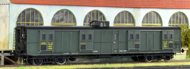 Début de la présentation de la rame PLM de Pierre.<br />Premier Fourgon PLM de chez ELETTREN, de 1928. N°Dd2yi 24601, prévu pour la tête de la rame.<br />Fourgons GV à bogies, avec guérite intérieure, réservés aux trains RA ou express n° Did2 n° 24 001 à 24 020 puis Dd2yi 24 501 à 24 520 en 1921 et 24 551 à 24 630, construits de 1913 à 1932 pour le PLM. Une première série 24 001 à 24 020 a été construite par la Société « Les Ateliers de Construction du Nord de la France » (SNF) : 24 001 à 24 020 en 1913-1914. La sous-série 24 601 à 24 620 par Baume et Marpent en 1928.