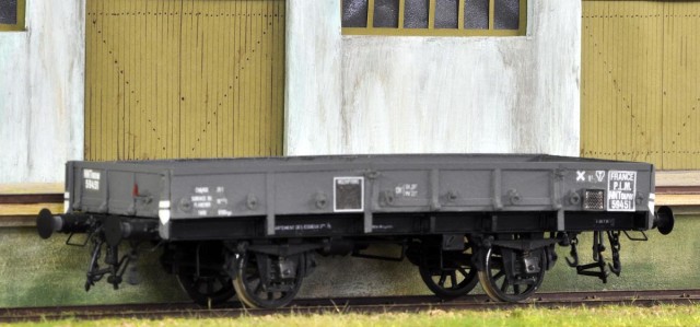 Plat OCEM 29 PLM, de chez SIMAD-LOCOMOTION. n° NNTouw 59451.<br />Série NNTouw 57 501 à 59 000. Wagons plates-formes à côtés et bouts tombants à 2 essieux, freins, conception OCEM, construits pour le PLM en 1930-1931, par Compagnie Française de Matériel de Chemin de Fer, et Compagnie Générale de Construction (CGC). (le photographe vous prie de bien vouloir excuser le manque de netteté de la photo).