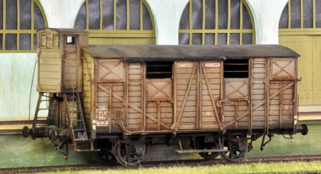 Couvert PLM, à guérite KKwwf (de chez Haxo Modèles ?) n° KKwwf 180756.<br />Série KKwwf 180 602 à 180 801, construits pour le PLM en 1926-1927 par De Dietrich et Cie pour la tranche 180 702 à 180 801. La patine est trop forte et donne un gris trop pale semble-t-il.