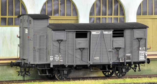 Passons maintenant aux wagons de Pierre.<br />Couvert OCEM 29 PLM, de chez SIMAD-LOCOMOTION. n° Kkuwf 189201. Série KKuwf 189 177 à 189 976, n° Kkuwf 189201, construits pour le PLM en 1930-1931. par Usines Pétolat, anciens établissements de Dietrich, et Compagnie Générale de Construction (CGC).