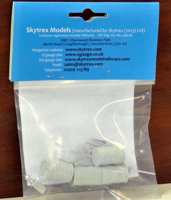 Quelques productions Skytrex Models. Les moulages sont fins. Les prix très raisonnables (comparés à ce qui se trouve en France ou importés d'Allemagne, de Pologne...). Métal blanc et/ou résine selon le cas.<br />Tonneaux ; Fûts et accessoires : pompes, entonnoirs...