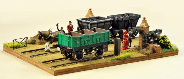 Le diorama est une discipline ancienne. Appliquée à notre échelle avec présence de matériel roulant sur un format A4 (21 cm x 29,7 cm), c'est plus compliqué. Mais au vu des réalisations présentées à TrainsMania et au défi du Cercle (lire le Bulletin du Cercle N° 110 de septembre 2019) il est évident que la surface a stimulé les créateurs. Ce diorama réalisé par Pierre montre, après les autres (voir les réunions antérieures), que les thèmes sont variés et que des créations pourront être sollicitées pour diverses expositions. Un tel diorama tient dans une boîte de dimensions réduites et peut aisément voyager en voiture et même en train !<br />Bon nous vous laissons admirer et préparer le vôtre ! Faisons le tour du diorama.