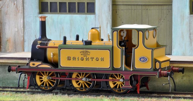 030T de type TERRIER sur le LBSC, de DAPOL.<br />En fait nos amis britanniques ont surnommé « Terrier » cette petite machine de type 0-6-0T de la classe A1 de la de la Compagnie du London Brighton &amp; South Coast Railway. Avec ses sœurs, elles ont assuré de nombreuses années les trains au départ de Victoria et London Bridge.<br />Celle-ci numérotée 40 portait le nom de BRIGHTON. Elle fut mise en service le 10 mars 1878, et vendue pour £600 au Chemin de fer Central de l'Île de Wight en janvier 1902. Modernisée en série A1X en 1918 (je n’ai à ce jour pas identifié les différences extérieures entre la classe A1 et la classe A1X), elle a finalement été retirée du service en 1963 après 85 ans de bons et loyaux services. Elle est aujourd’hui préservée.<br />Cette machine a été choisie par l’Ingénieur William STROUDLEY pour représenter le LBSC à l’exposition de Paris en 1878. Elle y a remporté une médaille pour sa finition. Lors d’une circulation entre Dieppe et Paris, organisée pour convaincre les Chemins de fer de l’OUEST, les trains de la compagnie LBSC prenaient en charge les voyageurs en provenance d’Angleterre, par la Malle du LBSC de Newhaven. La locomotive a prouvé quelle pouvait faire la meilleure course jusque la Capitale. En effet « BRIGHTON » a tenu la vitesse de 50 mph (environ 80 km/h) tout le long du trajet, ce qui n’avait jamais été réalisé sur cette ligne !<br />Matériel achet&amp;é d'occasion. Se vend neuf à 220 € en analogique.