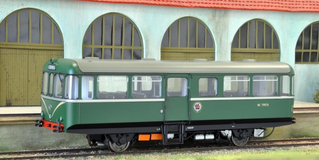 AC CARS RAILBUS série W79975–79978<br /><br />Dans les années 50, British Rail décide de l’acquisition de petits autorails légers destinés aux lignes secondaires. Parmi eux, AC CARS produit une série de 5 véhicules (numérotés W79975 à 978, et Sc 79979) d’une puissance de 110 kW, ils ont circulé de 1958 à 1968.<br /><br />En écosse, on les a retrouvés sur les lignes :<br /><br />            Ayr - Dalmellington 1959-1964<br /><br />            Craigendoran - Arrochar 1959-1964<br /><br />            Darvel 1959-1964<br /><br />            Devon Valley 1959-1964<br /><br />            Falkirk - Grangemouth 1967-1968<br /><br />            Gleneagles - Crieff / Comrie 1958-1964<br /><br />            Kilmarnock - Ardrossan / Ayr 1962-1964<br /><br />            Larbert - Alloa 1967-1968<br /><br />            Lugton - Beith 1959-1962<br /><br />            Speyside 1958-1965<br /><br />HELJAN a reproduit le W79976, acquis sans ses panneaux jaunes de visibilité.