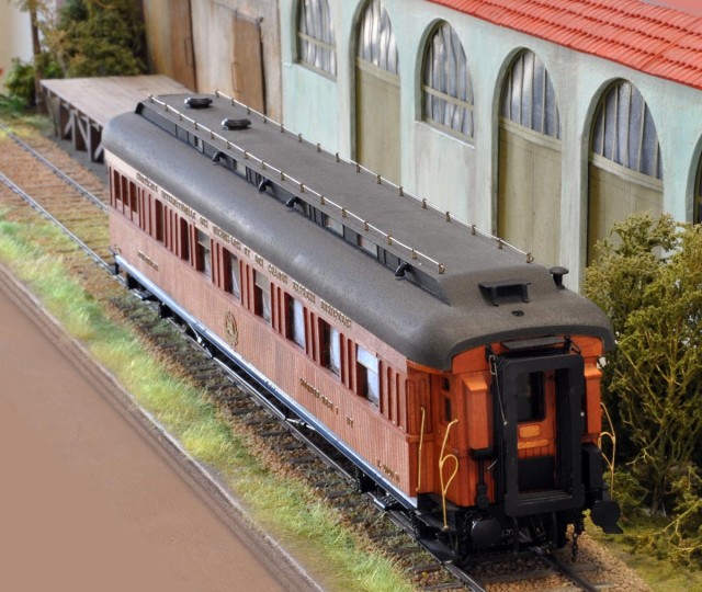 Voiture Restaurant n°2020, de la CIWL en teck, construite par DOTTORI pour FULGUREX WR CIWL Teck - Série 2010 à 2015, 2020 à 2022, 2050 à 2061, 2109 à 2119, 2127 à 2132, 2136 à 2144, 2151 à 2154. Sous-série 2020 à 2022 construite en 1910 par CGC. 40 places. Mutée en Algérie. elle fait partie de la série dans laquelle la voiture de l’Armistice 1918 a été choisie après guerre pour remplacer celle détruite à Berlin.