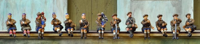 Figurines : explication de Pierre, grand spécialiste...<br />Cette année, PLM CASTAWAY a produit une série de soldats écossais de la Grande Guerre. Je ne suis pas certain du régiment ciblé, mais j’ai décidé de les peindre en Argyll &amp; Sutherland Highlanders. Il s’agit bien du régiment dont le nom est porté sur ma 230, Class Royal Scots n°6107 du LMS, ainsi que sur ma Class 55, n° D 9021.<br />J’ai essayé de rechercher les couleurs des différents accessoires, afin d’être au plus près de la réalité. Les tambours sont le plus compliqué à réaliser.<br />Pour ce qui est des figurines civiles, si une robe de l’époque victorienne associe des couleurs qui n’ont jamais été mariées ensemble, ou bien des teintes qui n’étaient pas à la mode l‘année choisie, cela ne porte pas à conséquence. Pour ce qui est de l’uniforme il est nécessaire d'être précis ! Au risque de se planter grave ! C’est un peu comme si je voulais absolument peindre les vestes des flics actuels en rose, sous prétexte que ça se marie bien avec le bleu des pantalons. En clair un minimum de recherche est toujours nécessaire pour choisir comment peindre une figurine !