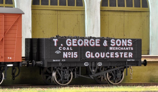 Wagon tombereau anglais, époque 2 (1875-1922) et 3 (1923-1947), de marque Dapol (référence 7F-051-021).<br />Comme on peut le voir sur la photo, du charbon dépasse du wagon. J'ai sculpté un bloc de polystyrène extrudé que j'ai ensuite peint en noir. Pendant le séchage, j'ai concassé du charbon du Pays de Galles puis je l'ai tamisé à un calibre de 2 mm. Le tout a été collé avec le classique mélange eau/colle à bois.<br />Son prix est de 37,75£, soit environ 45 €.