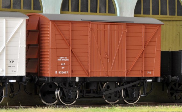Wagon couvert 10 tonnes anglais, époque 4 (1948-1956), de marque Dapol (référence 7F-056-014).<br />Le prix est le même que le modèle ci-dessus.