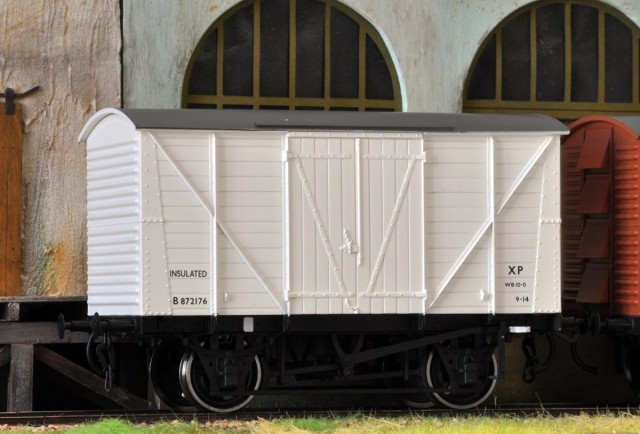 Wagon couvert isotherme 10 tonnes anglais, époque 4 (1948-1956), de marque Dapol (référence 7F-057-003).<br />Ce type de wagon a été conçu après guerre, en 1948. Comparé à ses homologues français, il possède des portes à charnières et non coulissantes.<br />Son apparence étant bien trop propre pour un wagon, il subira une patine légère pour casser le blanc.<br />Ce wagon existe réellement, a été restauré en 2010, mais il est issu de la transformation d'un autre.<br />Son prix est de 42,50£, soit environ 51 € tous frais compris (sauf les frais de port).