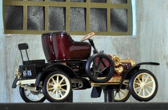 Voiturette LION PEUGEOT :<br /><br />Voiturette LION-PEUGEOT de 1906, miniature réalisée (à 170 exemplaires) en exclusivité pour le Club Autos Miniatures Peugeot (CAMP) en 2019. Réalisation collaborative de A3 Concept et Provence Miniatures.<br /><br />La Lion-Peugeot Type VA est une ancienne voiture produite près de Valentigney par le constructeur français Lion-Peugeot entre 1907 et 1908.<br /><br />Présenté pour la première fois au Mondial de l'Automobile de Paris en 1905, mais non disponible à la vente avant l'année suivante, le Type VA était le premier d'une succession d’une dizaine de modèles à porter le nom de « Lion-Peugeot ».<br /><br />La voiture était propulsée à l’aide d’un moteur à quatre temps de 785 cm³, monocylindre, monté à l’avant du conducteur. Une puissance maximale de 6 à 7 CV a été fournie aux roues arrière et une vitesse maximale de 35 km/h a été revendiquée.<br /><br />Le type VA avait une longueur de 2 850 mm et une empattement de 2 000 mm. Une carrosserie Voiturette au format chariot permettait de loger deux personnes.<br /><br />La famille Peugeot avait une longue tradition de fabrication de composants et de mécanismes en acier. La voiture semble avoir présenté un design simple mais efficace, et le constructeur a été en mesure de proposer un prix compétitif au premier Lion-Peugeot. Les volumes étaient, par rapport aux normes de l'époque, à la hauteur, et environ 1 000 de ces voitures furent produites entre 1906 et 1908. Cela fit du Lion-Peugeot Type VA la première voiture portant le nom « Peugeot » à atteindre 1 000 unités.<br /><br />Ce modèle réduit n'a été vendu qu'aux adhérents du CAMP au prix de 170 €.
