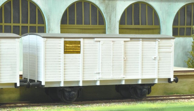 Le 1er wagon (photo 2) avec 4 aérateurs par face est un wagon de transport de fruits (ex Duché de Bade). Le 2ème wagon est un wagon isotherme (sans aérateurs et avec des portes spécifiques) comme utilisé par de nombreuses brasseries. Le 3ème wagon est un G10 dans son état d’origine (sans renforts de caisse aux  extrémités tels que progressivement montés en Allemagne à partir de la fin des années 30). Ces modèles peuvent donc figurer soit des wagons reçus en France en 1919 au titre de l’Armistice et utilisés jusqu’au début des années 60 par la SNCF soit des wagons circulant à la DB et venant en France car classés RIV.