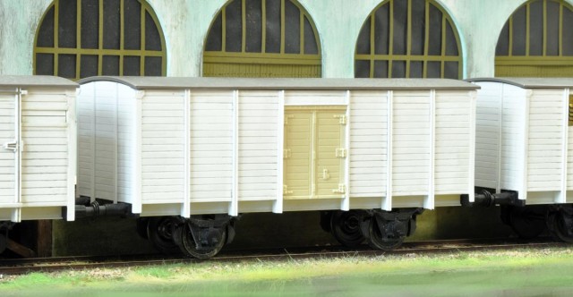 Ont été ainsi reproduites différentes versions du G10 qui outre une fabrication étendue sur une quinzaine d’années, connut de multiples variantes. La photo des 3 modèles ensemble montrent bien l’aspect général des wagons Pola remis à niveau avec en particulier la reprise des portes, des aérateurs et des consoles ou corbeaux supportant la caisse.