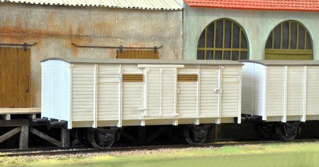 Ces wagons en cours de travaux sont présentés afin de montrer ce que François va animer comme atelier lors de Quai Zéro (dans moins de 3 semaines lors de notre réunion. Concernant les wagons G10 Pola travaillés pour retrouver des proportions acceptables, il s’agit d’une tâche touchant pour l’essentiel (à ce stade) les caisses avec l’utilisation quasi exclusive de profilés et de plaques en polystyrène (Evergreen). Les châssis ont tous été rapidement modifiés pour avoir des longerons conformes et ont reçu des traverses de traction Biemo. à cela s’ajoute des couvercles de boîtes d’essieu Biemo ainsi que des essieux AMZ pour 2 d’entre eux. Rien n’a été fait jusqu’ici sur le freinage.