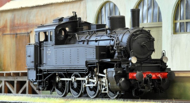 En réalité, la T13 était une machine de manœuvres et desserte qui avait laissé une impression mitigée avec ses tiroirs plans limitant ses performances alors qu’il s’agissait d’une machine de construction moderne. Cela ne l’empêcha pas néanmoins de rouler jusqu’au début des années 60 à la SNCF comme à la DB.