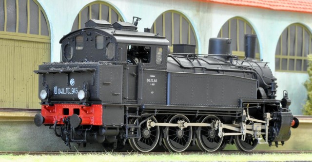 à la différence de la version DB (BR 92) présentée à une réunion précédente, cette version SNCF n’a ni réchauffeur ni turbo-dynamo, les lanternes prussiennes étant d’une architecture proche des lanternes AL. Le modèle est comme sa sœur DB équipée d’une mécanique « moderne » (transmission par courroie crantée et moteur) qui lui assure un excellent fonctionnement.