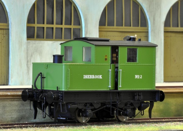 De Patrick : cette machine est la dernière production sortie avant Noël de Dapol.¨C'est une chaudière verticale comme les "bouteilles à encre" françaises. C'est un engin dédié à la  manœuvre. <br /><br />C'est une "Sentinel Y1/Y3" vendue à une entreprise privée "Isebrook Quarry" après 1946. Elle fut radiée en 1958 et préservée.<br /><br />Une petite machine pour 180 €, moins que du matériel moteur HO. Présentée ici en "sortie de boîte".