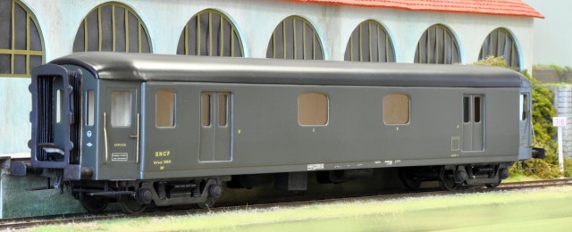 Encore un achat de Pierre. Deux voitures NORD de marque GUILLERMET, trouvées avant les fêtes sur un site d’enchère connu, en marquage SNCF avant UIC.<br /><br />Ces voitures doivent être superdétaillées et être transformées en voitures NORD pour compléter une rame qui commence à prendre de l’importance.<br /><br />Commençons par 3 vues du fourgon. Fourgon à transformer en marquage NORD série Dd4yi 24526 à 24555