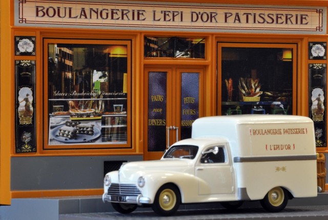 C'est fort joli ! Pierre adore les modèles Peugeot. On le sait depuis longtemps.<br />ALTAYA vient de lancer une série en kiosque appelée « LES PLUS BEAUX VEHICULES UTILITAIRES ».<br /><br />Les automobiles sont celles d’IXO, qui travaille depuis longtemps avec l’éditeur ALTAYA. Vendu avec l’automobile, on retrouve la présence de figurines (ici un boulanger et son panier de pain), ainsi qu’une devanture de magasin, son trottoir et sa chaussée.<br /><br />je n’ai pas été enthousiasmé par la qualité des pavés, mais au prix payé, il est difficile de se plaindre !<br /><br />Après mesure, il a été conclu que le boulanger mesurait un bon 1,80 m, ce qui, même dans les années 50, est une taille assez élevée mais très plausible !<br /><br />L’ensemble est donc une possibilité fort honorable.