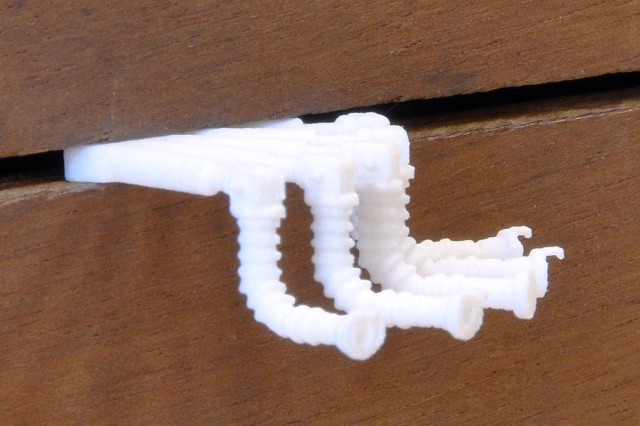Pierre présente un moulage de petite taille et tout blanc. Pas facile à photographier !<br /><br />Moulage de conduites vapeur : impression 3D de conduites vapeur pour détaillage de voitures. Dessin de Romain, membre de l’AMAL, et impression par SCULPTEO.<br /><br />Le prix de revient devient assez dérisoire !