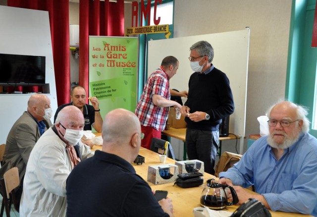 Les premiers arrivés se sont installés. Patrick a servi le café.