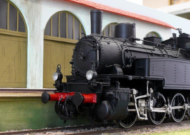 Le modèle Hübner (Eurotrain) est un modèle de la T13 offert à l’époque (fin des années 1970) en version française comme cet artisan l’avait fait auparavant pour la T9.3 (130 T) en version SNCF et SNCB. Il est raisonnablement francisé avec suppression du réchauffeur Knorr, de la turbo-dynamo et de la cloche. Les lanternes et les tampons pourront être revus sans pour autant être scandaleux dans leur version d’origine. La motorisation est excellente et présente le 1er système d’entrainement à courroie crantée monté de série sur un modèle en O.