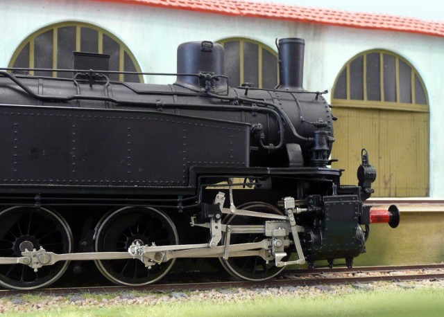 Le réseau alsacien (EL) avait commandé 60 locomotives T13 neuves pour l’essentiel à Graffenstaden (future SACM) avec réception des 1ères livraisons en 1914, auxquelles s’ajoutèrent 23 locomotives reçues au titre de l’Armistice de 1918 pour le réseau AL et le Nord. Ces locomotives à vapeur saturée et vitesse limitée à 40 km/h assurèrent les manœuvres dans la plupart des gares importantes et des triages de l’AL, elles étaient toutes réformées à la fin des années 1950.