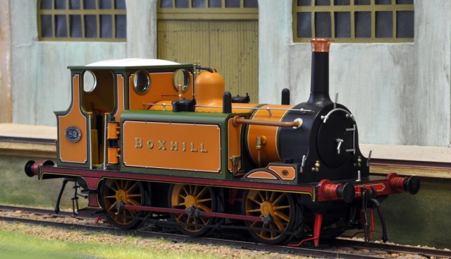 Pierre explique : Encore une Terrier LBSC de chez DAPOL.<br />Une petite 030 – je veux dire une 0-6-0 – du London Brighton &amp; South Coast Railway produite par DAPOL en série limitée pour le magasin Rail of Sheffield.<br />La Terrier « BOXHILL » numérotée 82 fut construite le 20 aout 1880. Elle fut renumérotée 682 nommée « Loco Dept Brighton Works », puis 380S « Loco Works Brighton » (DAPOL a d’ailleurs produit cette version). Transformée en 120, enfin en 2-4-0 de 1905 à 1913 pour les essais sur les trains réversibles (les Auto-trains) elle fut retransformée en 030 dès 1913, où elle fut affectée au Département des stocks de service. Retirée du service en 1946, elle est préservée et restaurée dans sa livrée d’origine. Dans cette livrée, elle assura un service de 1880 à 1905.