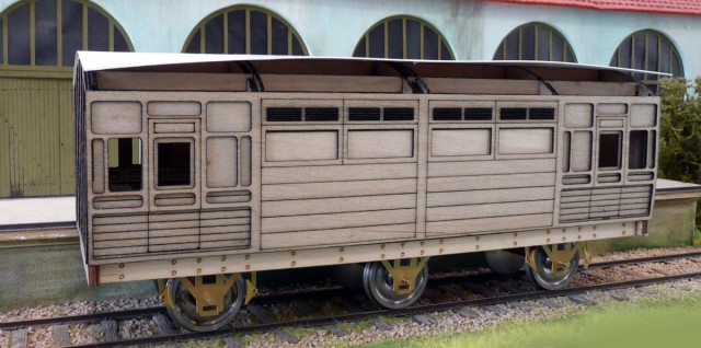 Patrick nous montre, en travaux, un wagon écurie de la compagnie LBSCR.