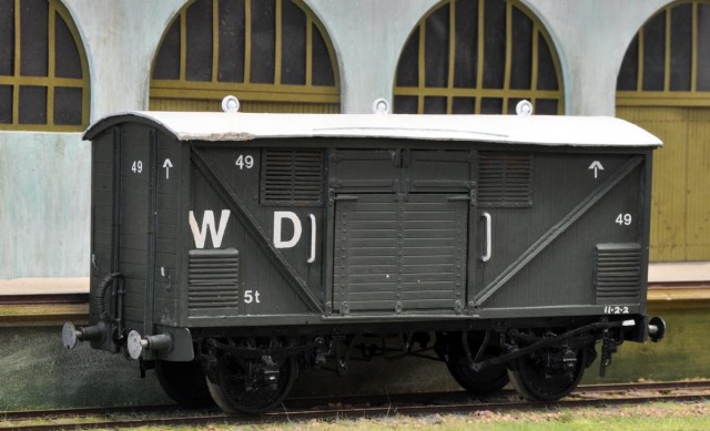 Pierre a posé sur les voies un wagon couvert du War Department, sur châssis long et frein à vide. A roulé en France et en Belgique et a terminé après-guerre à la société Belgo-Anglaise des Wagons-Ferry.<br />Modèle acheté en Angleterre à la personne qui lui avait vendu une 0-6-0 T Caledonian Railway il y a quelques années !