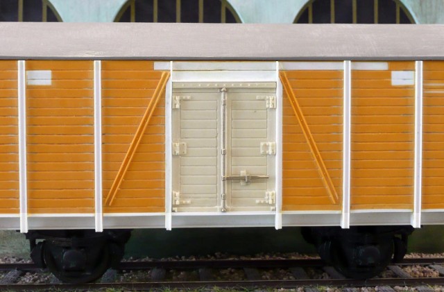 Tous les profilés d’origine du wagon Pola ont été éliminés, pour être munis de corbeaux en dessous de la caisse et des profilés conformes sur les côtés et bouts de caisse (Evergreen) et de cornières d’angle en photogravure (Omobau). La porte isotherme est un moulage pris sur un modèle du commerce.