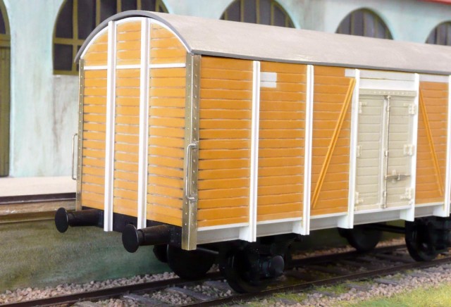 François est un grand spécialiste du détaillage et de la francisation du matériel d’origine allemande. Ici un wagon isotherme extrapolé du G20 Pola. Le couvert G20 est un wagon de transition construit à environ 3.000 exemplaires par la Reichsbahn dans les années 20 pour valider le principe du toit arrondi plus capacitaire et de la porte suspendue et un nombre assez limité d’isothermes ont été réalisés en adaptant ce digramme. . A noter que la couleur jaune claire venu de moulage sur le modèle correspond au code couleur propre Outre-Rhin au transport de bananes, de margarine et de pralines en chocolat.