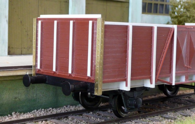 Ici aussi, travail du modèle avec des profilés Evergreen pour reproduire des profilés de caisse crédibles, créer les corbeaux et la ceinture de caisse, montage de cornières en photogravure (Omobau).<br />Les 3 wagons présentés ici ont des châssis et boites d’essieux retravaillés et des essieux AMZ à pointes tournant dans des pivots laiton. Ils sont bien entendu destinés à être complétés de rambardes, marchepieds, porte-lanternes etc. Mais les modifications effectuées  à ce jour montre que les proportions exactes des caisses et de leurs composants obtenues après un certain nombre d’heures de travail leur donne une présence bien différente des modèles de départ sortis sur le marché il y a près de 50 ans.