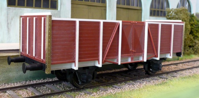 Encore de François : Il s’agit d’un tombereau Om 21 de Pola remis à niveau. En réalité il s’agit de wagons construits dans les années 1920 par la Reichsbahn en faisant évoluer le diagramme de l’Om 10 (le modèle Lenz) afin de rigidifier la caisse (en renforçant le bloc-porte) tout en l’allégeant : à charge à l’essieu donnée, la réduction de la tare permet d’augmenter la charge utile ! Ces wagons tous freinés de construction sont produits en assez grande quantité et un certain nombre d’exemplaires sont récupérés par la SNCF en 1945.