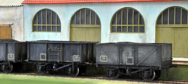 Le chargement a d’abord consisté à lester ces petits wagons très légers avec quelques plombs d’équilibrage de roues automobiles, collés au fond du tombereau. Un empilement de plaques de carton plume contrecollées et formées au cutter reçoit une peinture noire mate en bombe. On place une feuille de film alimentaire étirable (la marque « Cellofrais » doit vous parler) sur le tombereau et on place la forme de chargement ainsi réalisé. Elle est recouverte de poudre de charbon, et une colle blanche diluée est appliquée de la même façon que l’on colle le ballast sur les voies. Au bout de 24 heures minimum, on peu tirer sur les pans de la feuille de « Cellofrais » afin de retirer le chargement qui de ce fait peut être amovible.<br /><br />Voila les secrets de ces 5 petits wagons abandonnés et revenus sur mon réseau.