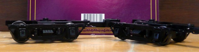 Pierre a dégoté sur un site d’enchère connu, pour 20 €, ces bogies pour voitures CIWL. Fabrication MTH pour ses voitures.
