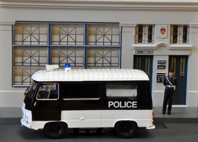 Diorama commissariat de Police et camionnette J7 pie.