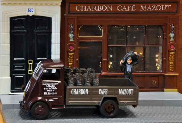Par Pierre. Dioramas collection « les plus beaux véhicules utilitaires » par Altaya (17,99 € le numéro).<br />Contient à chaque fois un véhicule, une façade ou portion de façade, au moins une figurine et éventuellement un accessoire.<br />évidemment Pierre n'a pris que les Peugeot !<br />Ci-dessus, bougnat et camionnette DMA, déjà connue séparément.