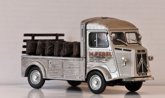Encore un charbonnier ! De Ludovic, le HY Citroën de marque « Eligor ». Une petite patine et une couche de vernis mat pour le véhicule. Pour les sacs de charbon, peinture « Pébéo » spéciale maquette, puis un léger lavis couleur charbon.
