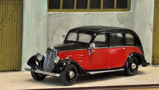 Peugeot 401 DL Taxi noire et rouge, Berline longue de 1955. Kit CCC.